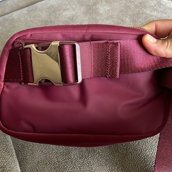 NWOT Lululemon  Everywhere Belt Bag 1L Velour Burgundy - Picture 10 of 10